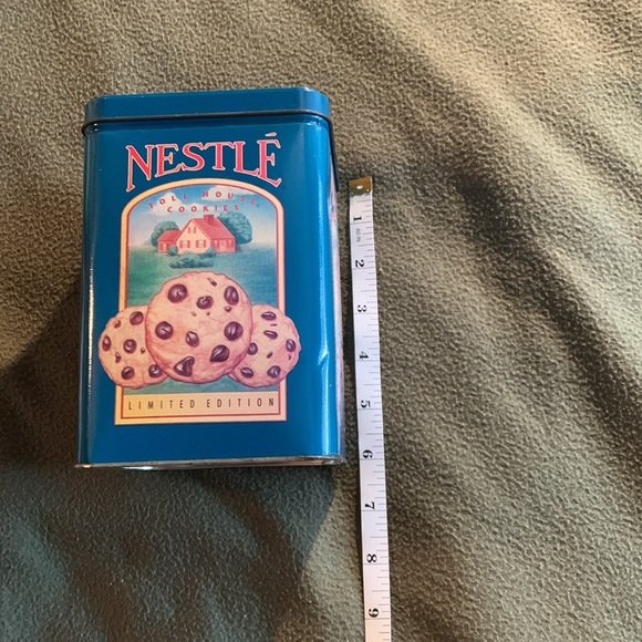 Nestle Toll House Cookies Limited Edition tin. Approx 4 1/4” x 6 1/4” - Picture 2 of 9